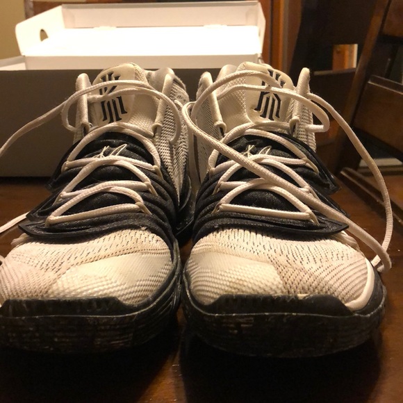 Kyrie 5 Oreo - Picture 2 of 3